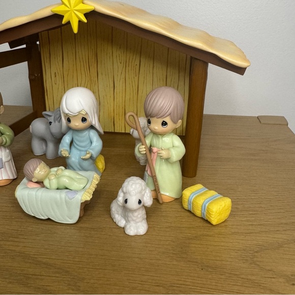 NIB Rare Avon Precious Moments Nativity Playset - Complete 2002 - Picture 4 of 8